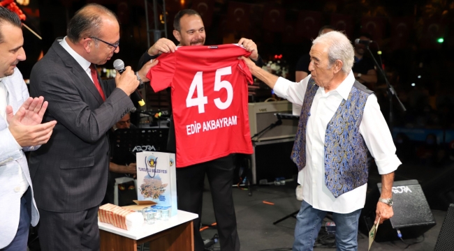 Turgutlu'da Yıllar Sonra Edip Akbayram Coşkusu Yaşandı