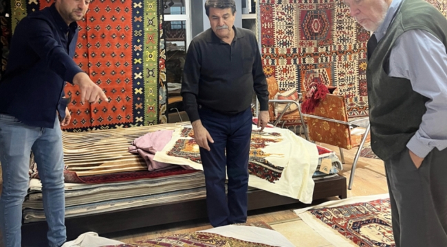 İlber Ortaylı Turgutlu'da Meşhur Halıcıyı Ziyaret Etti